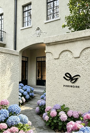 PinkMoire pop-up entrance concept with blooming hydrangeas